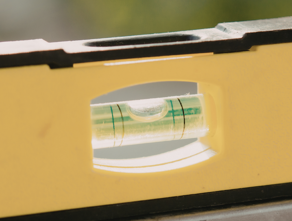 Controle de prumo e nível em obra: como garantir alinhamento e precisão desde a base